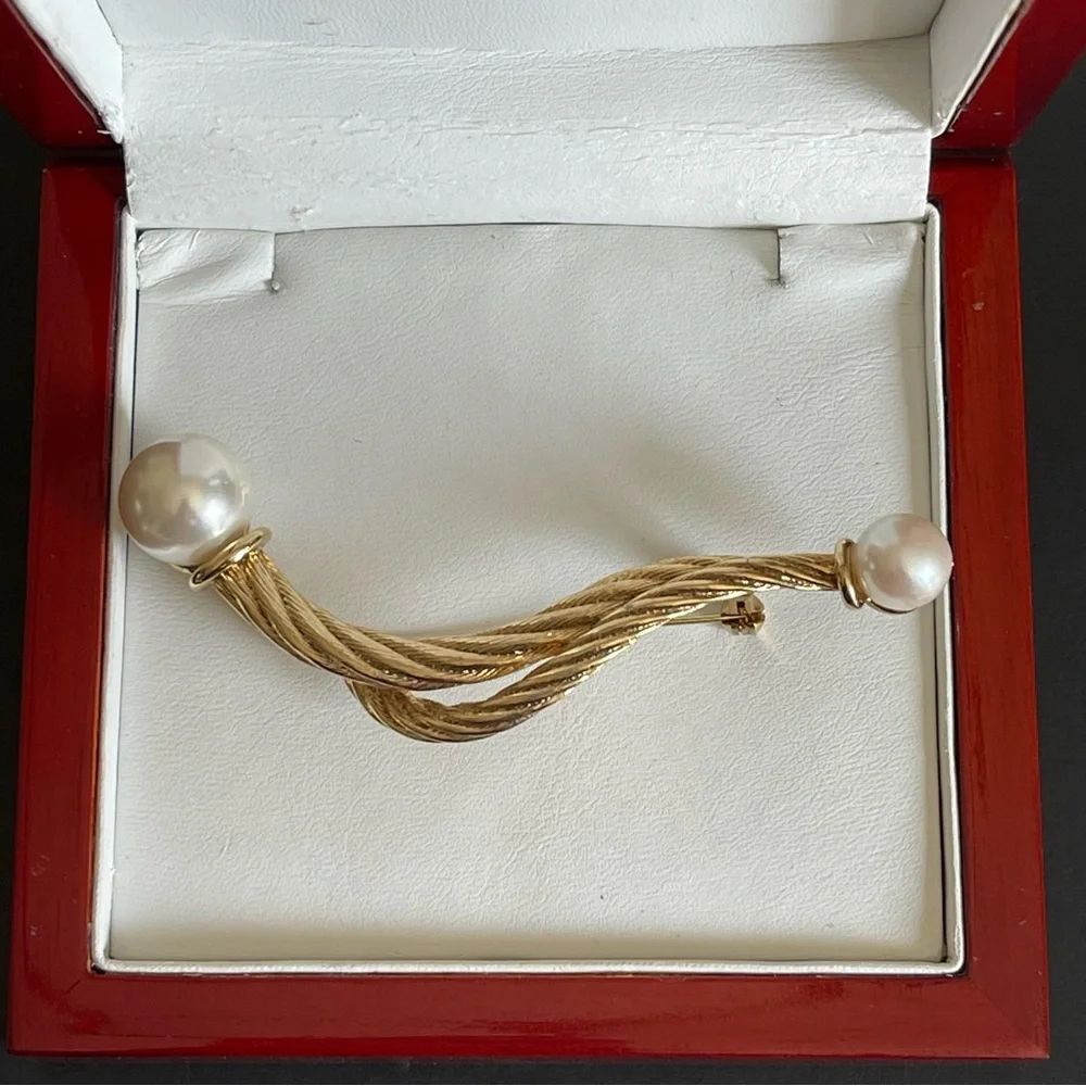 Vintage unsigned Christian Dior faux Pearl Twist rope Brooch.